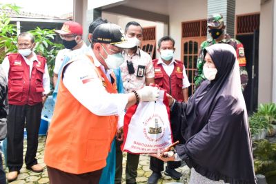 Bupati Kampar Serahkan Bantuan Sembako dan Obat-obatan Dari Presiden RI, Usai Apel PPKM