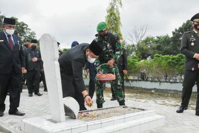 Bupati Kampar Tabur Bunga Nasional di TMP, Peringati Hari Pahlawan