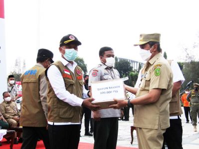 Bupati Kampar Terima Bantuan Masker dan Hand Sanitizer dari BNPB Pusat Melalui Gubri