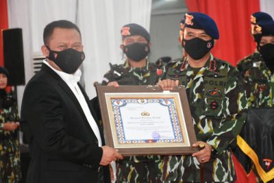 Bupati Kampar Terima Penghargaan dari Kapolda Riau, Peringati Hut Ke-76 Korps Brimob Polri