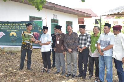 Bupati Kasmarni Serahkan Sapi Kurban Kepada PWI Bengkalis