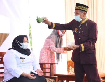 Bupati Kasmarni Silaturahmi dengan Suku Sakai di Mandau