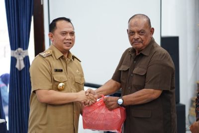 Bupati Labuhanbatu Bersama KNPI Menyerahkan Tali Asih Kepada Veteran