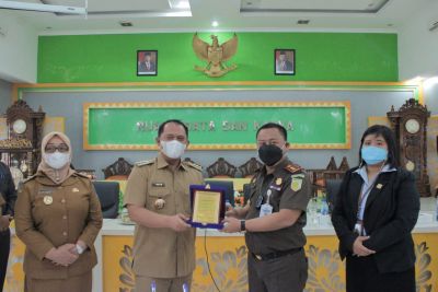 Bupati Labuhanbatu Sepakati Penanganan Hukum Bidang Perdata dan Tata Usaha Negara Bersama Kajari Lab