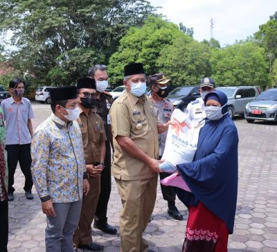 Bupati Siak Alfedri Luncurkan Bantuan Beras PPKM 2021