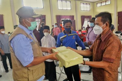 Bupati Siak Alfedri Membagikan Masker ke sejumlah tempat ibadah dan juga pasar