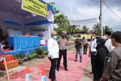 Bupati Siak H.Alfedri Pantau Pos Penyekatan Minas dan Kandis