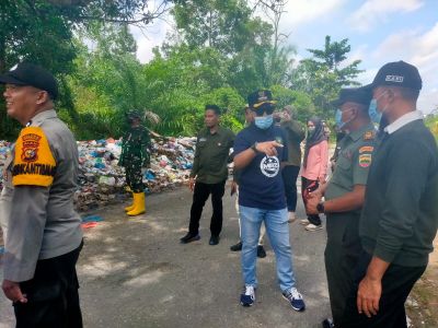 Camat Bathin Solapan, Turun Bersama Tim Bersihkan Sampah di Jalan Siak