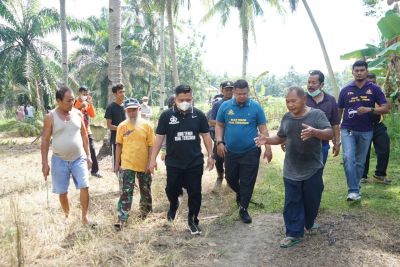Camat Mandau Gotong Royong bersama warga dan meninjauan Parit di Kelurahan Gajah Sakti