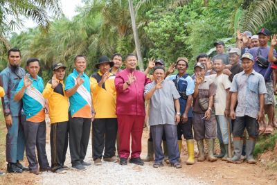 Camat Mandau Riki Rihardi, Hadir Gotong Royong Perbaikan Jalan di Desa Harapan Baru