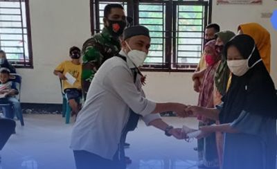 Camat Pangkatan Pantau Penyerahan BLT Desa Kampung Padang