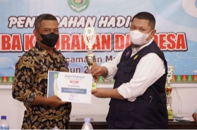 Camat Riki Rihardi Serahkan Hadiah Kepada Kades Bathin Betuah Pemenang Lomba Desa Terbaik Satu