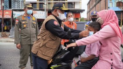 Cegah Penyebaran Covid-19, Sekda Kampar Terapkan Prokes Para Pedagang dan Pembeli