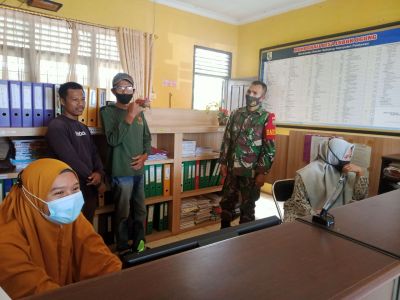 Dalam Mensukseskan TMMD Ke 110 Kodim 0313/KPR, Babinsa Koramil 09/Langgam Komsos Pencegahan Covid-19