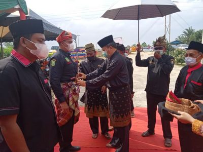 Datuk Sri Syahril Abu Bakar,resmi mengukuhkan Penggawa Lembaga Adat Melayu dan Dubalang Sakai