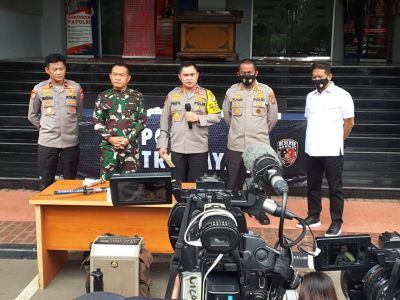 Diduga Pengikut MRS Todongkan Senpi dan Sajam ke Anggota Polri di Tol Japek
