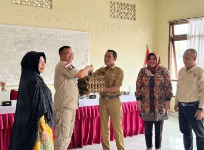 Dinas PPKBP3A Serahkan Bantuan Telur Ayam Kepada Keluarga Beresiko Stunting