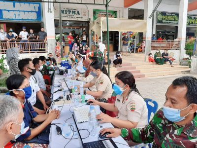 Disperindag dan Kodim 0209/lb Berikan Vaksinasi Masal di Pajak Gelugur