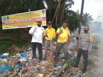 DLH BERSAMA PERANGKAT CAMAT BILAH BARAT, LAKUKAN GOTONG ROYONG BERSAMA.