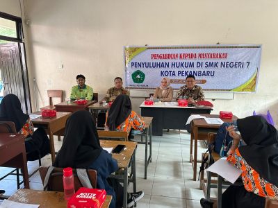 DOSEN FH UNILAK BERIKAN PENYULUHAN HUKUM DI SMK NEGERI 7 PEKANBARU
