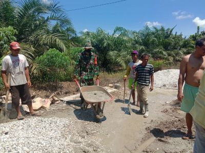 Dukung Kegiatan TMMD Ke 110 Kodim 0313/KPR, Babinsa Koramil 09/Langgam Goro  Pembuatan Drainase