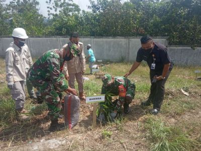 Giat Penghijauan, Babinsa Koramil /09 Langgam Kodim/0313 KPR Dalam Mendukung Mensukseskan TMMD Ke 11