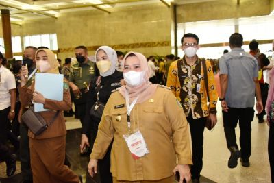 Hadiri Langsung Pengarahan Presiden RI, Bupati Kasmarni Siap Jalankan Instruksi