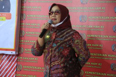 Hj. Ellya Rosa Siregar : 