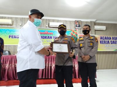 Humas Polres Rohil Dan Kapolsek Bangko Raih Penghargaan Dari PWI Rohil