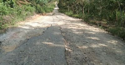 Jalan di Desa Tabing Menuju ke Desa Pongkai Rusak Parah, Warga Minta Perhatian Pemda