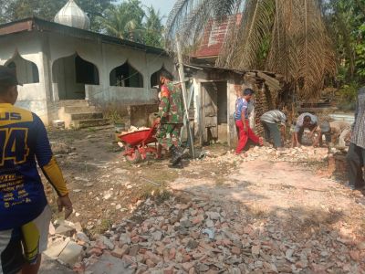 Jelang Ramadhan, Babinsa Koramil 09/Langgam Goro TPU Bersama Warga Dukung Sukseskan TMMD Ke 110
