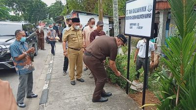 Kajari Kampar Arif Budiman Bersama Bupati Kampar, Pasang Plang di Wisma Dian Bangkinang