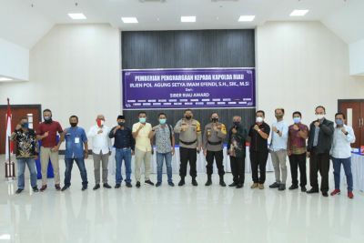 Kapolda Riau Menerima Penghargaan,Dari Siber Riau Award