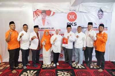 Kasmarni beserta Tim mengembalikan Formulir Bakal Calon Bupati Bengkalis ke DPD- PKS