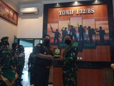 Kejaksaan Negeri Kampar Serahkan Plakat Kenangan Pada Kunjungan Pagdam I/ Bukit Barisan