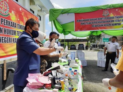 Kejari Kampar Gelar Pemusnahan Barang Bukti