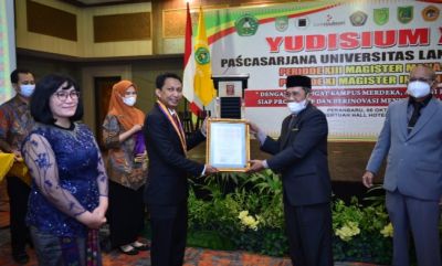Kepala BPKAD Riau, Jadi Pemuncak Yudisium Pascasarjana Unilak dengan IPK 4