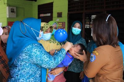 Ketua TP.PKK Kabupaten Labuhanbatu Memberikan Tetes Vitamin A Secara Simbolis