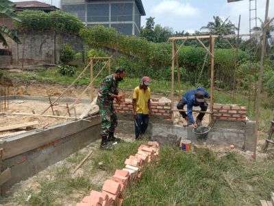 Kuatkan Kemanunggalan TNI-Rakyat, Babinsa Bantu Warga Pembangunan Rumah Dalam Sukseskan TMMD Ke 110