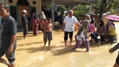 Luapan Sungai Setingkai Akibat Banjir, Pj Bupati Kampar Tinjau Warga Teluk Paman Timur