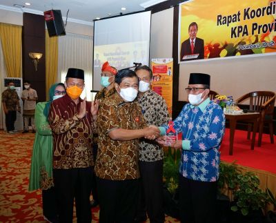 Luar Biasa Siak terima Penghargaan dari KPA Provinsi Riau.