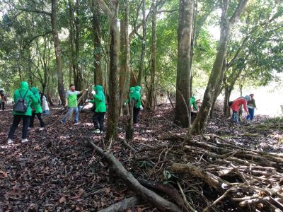 Jaga Kelestarian Lingkungan Alam, Danramil 09/Langgam Dan Ketua Persit Turut Sukseskan TMMD Ke 110