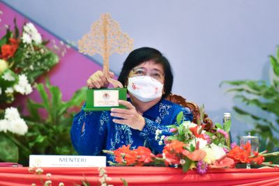 Menteri Siti Nurbaya Memberikan Penghargaan Pemenang Lomba Dan Apresiasi Wana Lestari Tahun 2021