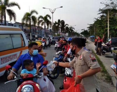 On The Road Pelalawan Shooting Club Bagi-bagi Takjil Dan Masker
