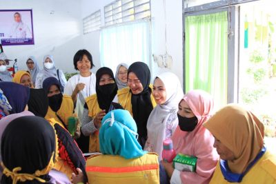 Peduli dengan Kesehatan Ibu - ibu Penyapu jalan, DLH Bekerjasama dengan YKI Labuhanbatu adakan Sosia