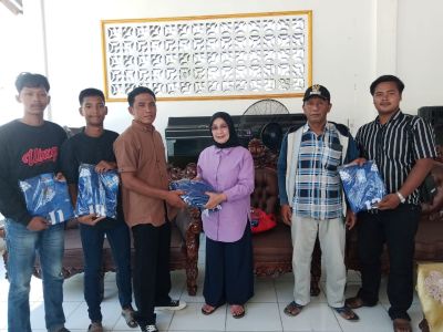 Peduli Olahraga, Plt Bupati Labuhanbatu Berikan Kostum Kepada Karang Taruna Desa N1
