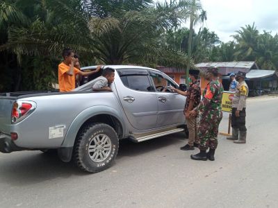Penegakan Prokes, Babinsa Koramil 09/Langgam Turun Kejalan Dalam Rangka Sukseskan TMMD Ke 110