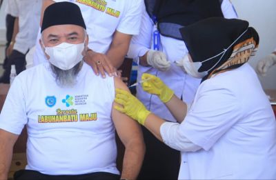 Perdana, Bupati Labuhanbatu Orang Pertama Menerima Vaksinasi Covid-19