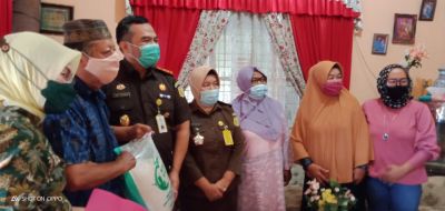 Peringati HBA Ke-61 dan IAD Ke-XXI, Kejari Kampar Bagikan Sembako Kepada Purnaja dan Masyarakat