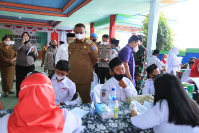 PJ. Bupati Labuhanbatu Pantau Pelaksanaan Vaksin Masal Di Ponpes Darul Muhsinin
